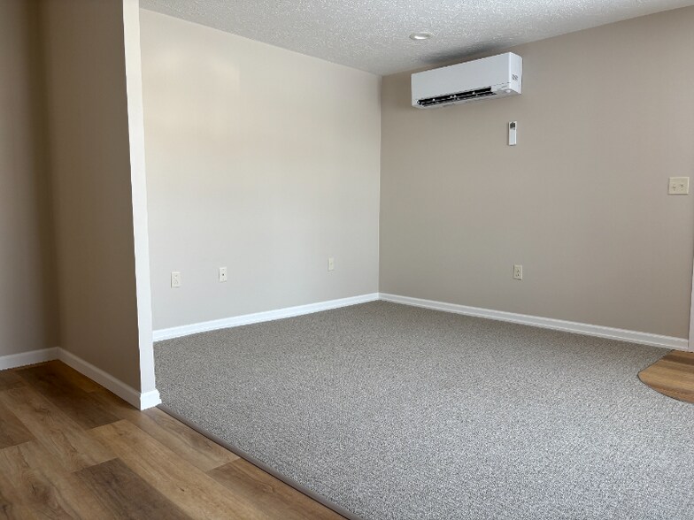 Building Photo - 10 W Park St