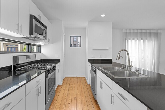 Building Photo - 5105 Lillian St