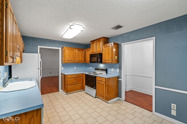 Building Photo - 3 BEDROOM IN SOUTHERN HILLS