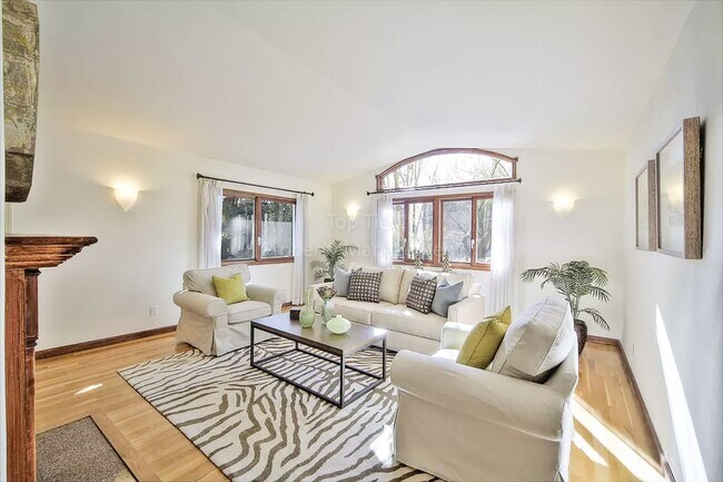 Building Photo - Luxurious 4 bed / 3.5 bath / 3,276 sqft Ho...