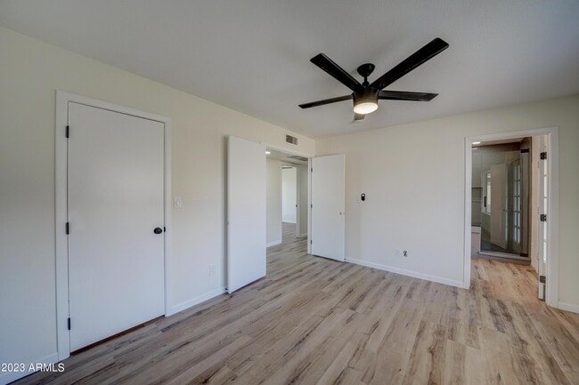 Building Photo - 7113 W Sunnyside Dr