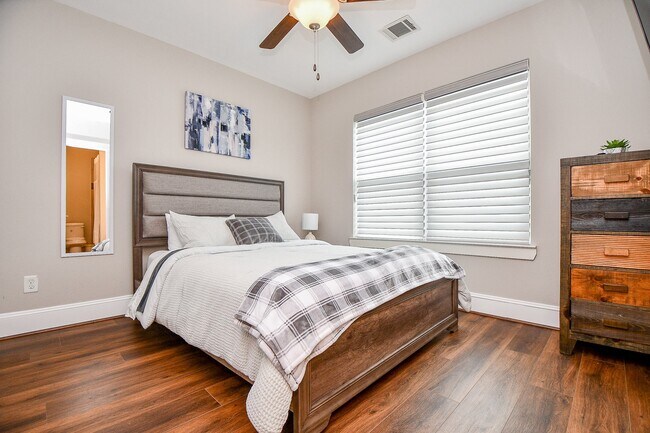 Building Photo - 4604 Chartres St