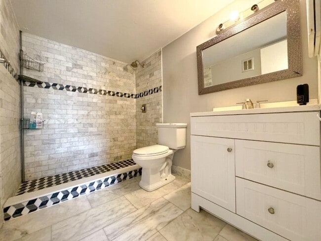 Building Photo - 12 NE 19th Ct