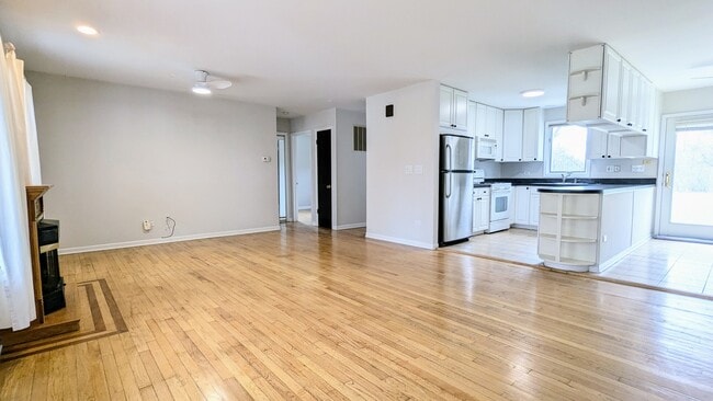 Building Photo - 709 W Kenilworth Ave