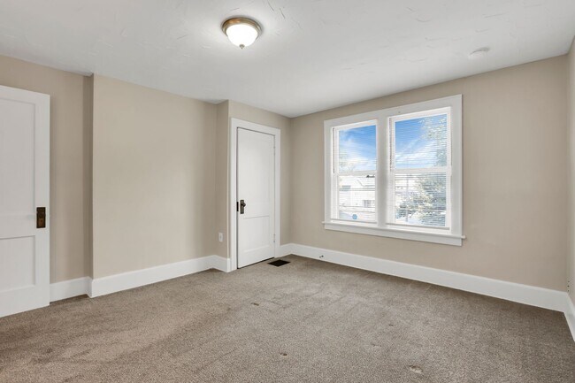 Building Photo - 461-463 Reinhard Ave