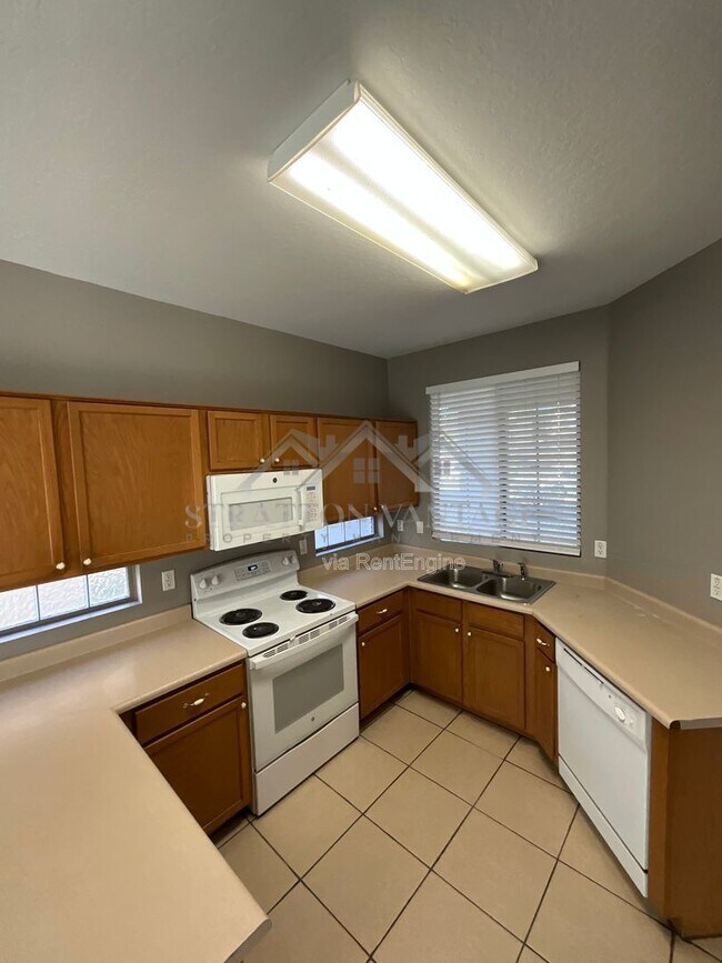 Building Photo - 11381 W Yuma St