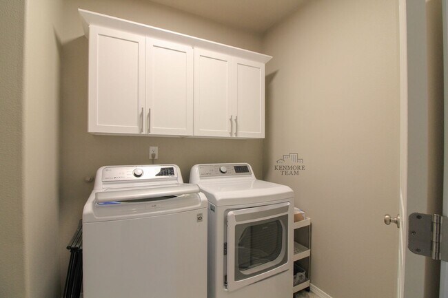 Building Photo - FURNISHED: 3 Bedroom, 2 Bath Home in South Richland