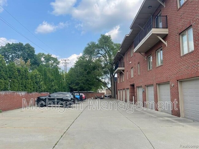 Building Photo - 2737 E Maple Rd