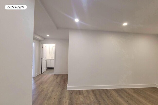 Building Photo - 45 W 81st St