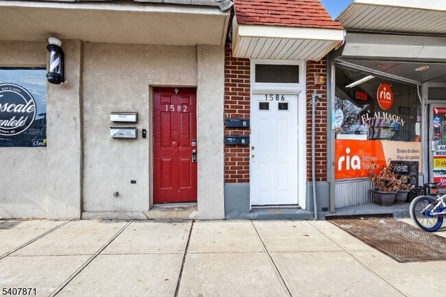 Building Photo - 1582 Irving St