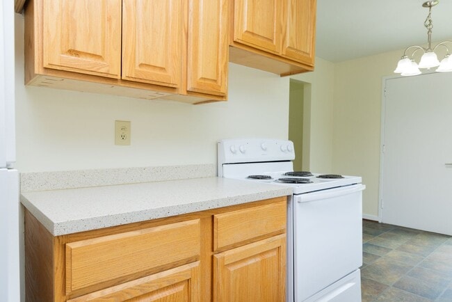 Building Photo - Comfortable Single-Family Living with All-...