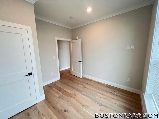 Building Photo - 157 Everett St