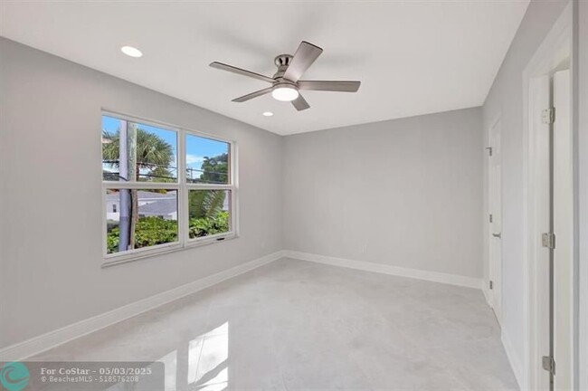Building Photo - 2400 NE 33rd Ave
