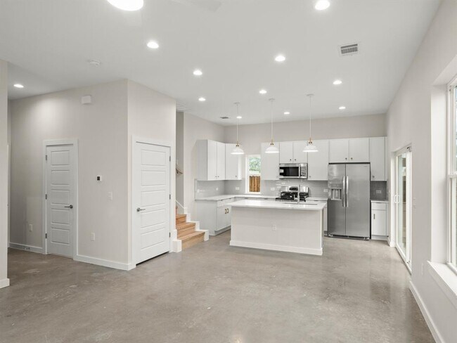 Building Photo - 1165 Nickols Ave