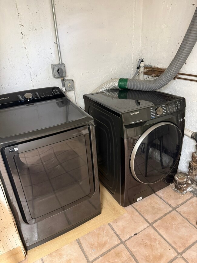 Building Photo - 6 Wells Farm Dr