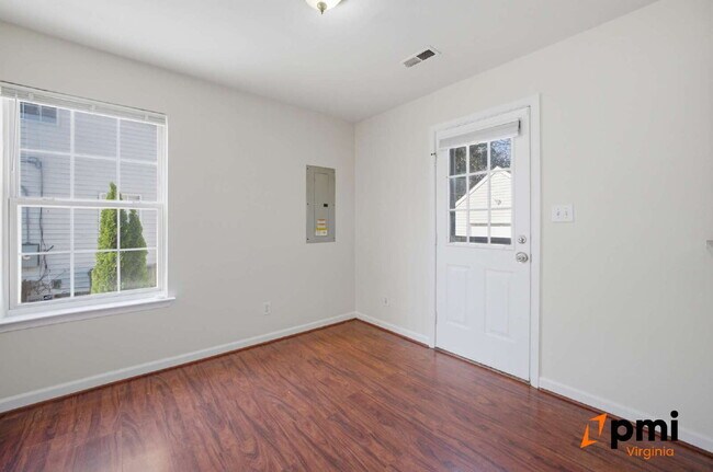 Building Photo - 3 BEDROOM 2.5 BATH WITH FENCED IN YARD AND DETACHED GARAGE FOR RENT IN NORFOLK!