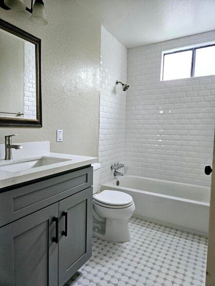 Building Photo - 220 Marguerita Ave