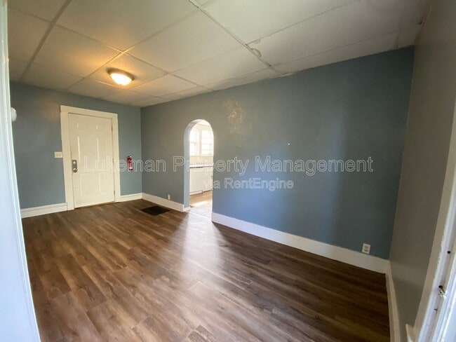 Building Photo - 827 W Cedar St