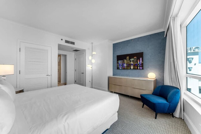 Building Photo - 4401 Collins Ave