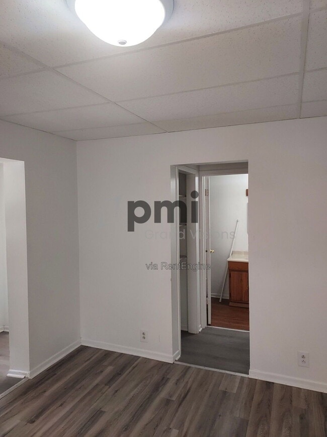Building Photo - 419 E Peoria Ave
