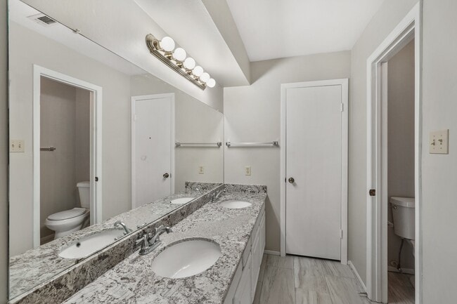 Building Photo - 10814 Sugar Hill Dr