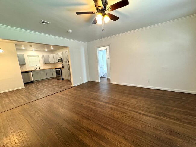 Building Photo - Adorable 2 bedroom 1 bath!