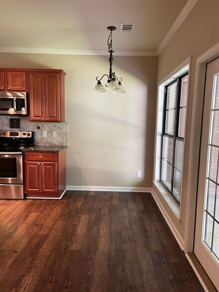 Building Photo - Stephanie Ct. Townhome