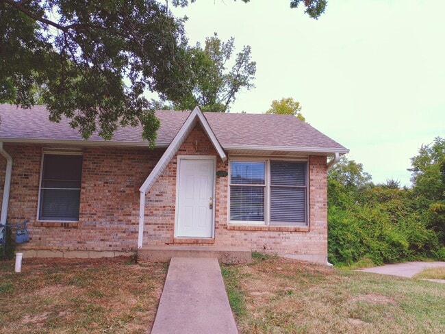 Primary Photo - 1121 S Roseta Ave