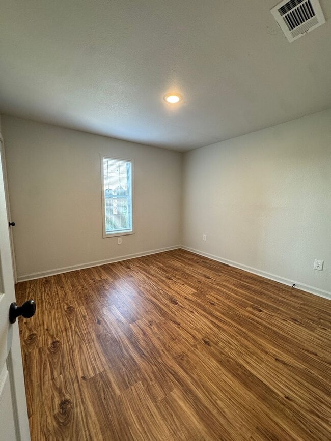 Building Photo - Newly Renovated 2 Bed / 1 Bath Apt. In Tru...