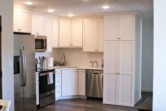 Building Photo - $2,100 | 2 Bedroom, 2 Bathroom Semi-Furnis...