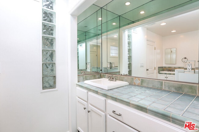 Building Photo - 252 Hampton Dr