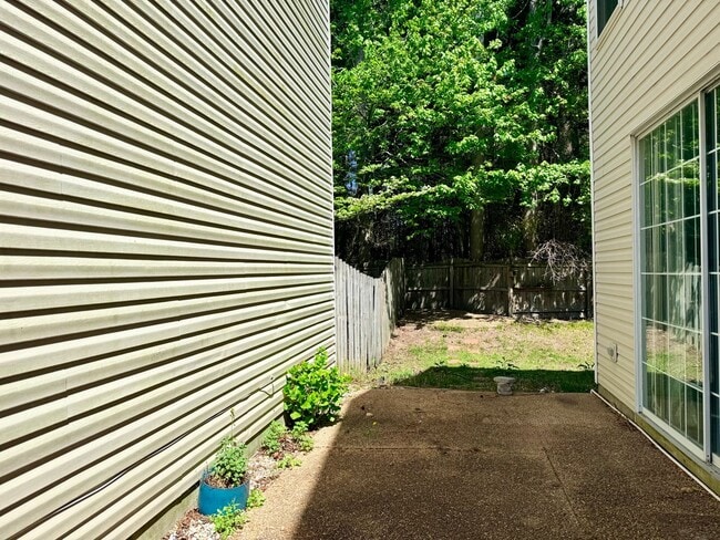 Building Photo - 3 Bed 2.5 Bath Hampton Home!