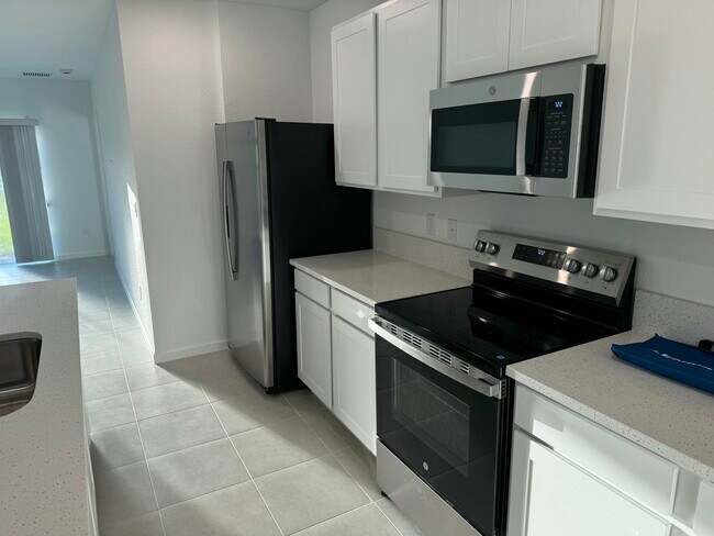 Building Photo - 673 Carlyle Way