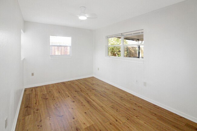 Building Photo - 1612 Larchwood Dr
