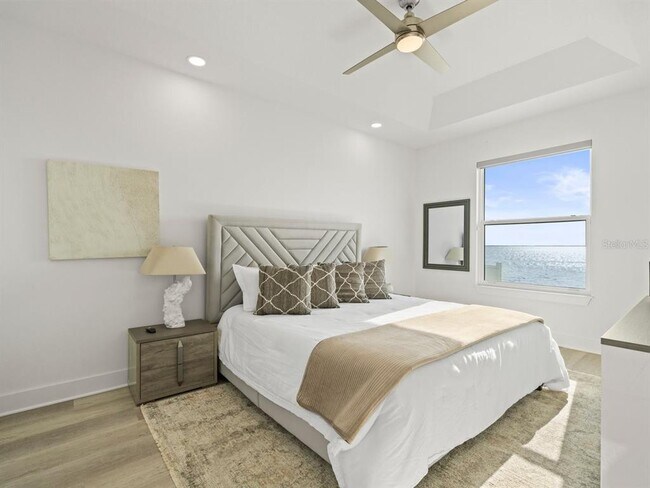 Building Photo - 1909 Gulfview Dr