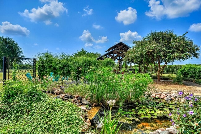 Building Photo - 105 Golden Rd