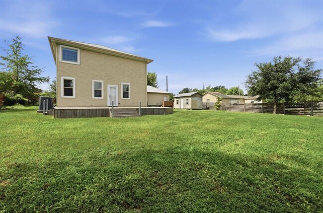 Building Photo - 330 Howard Ln