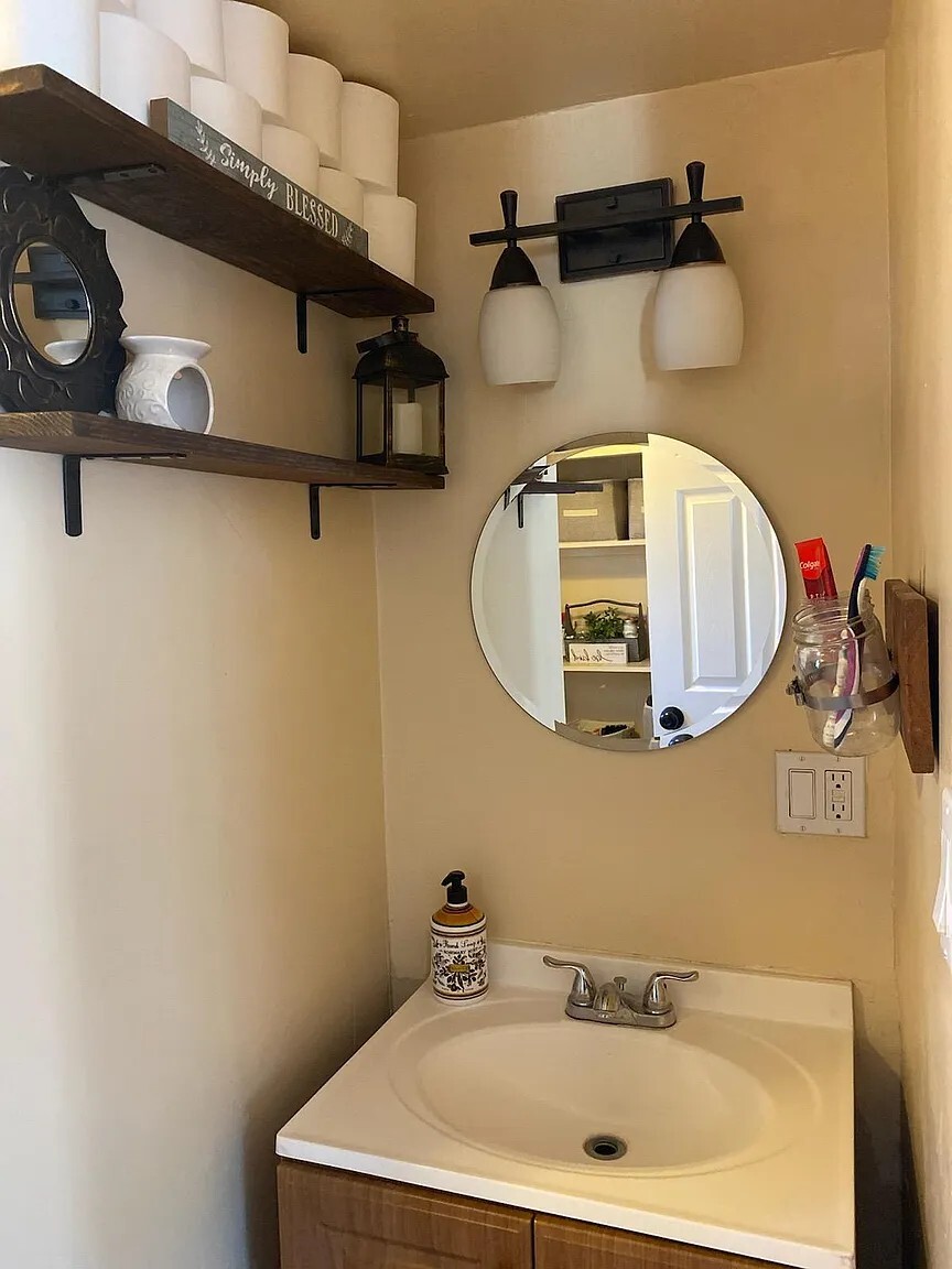 Building Photo - 582 E Kingsley Ave