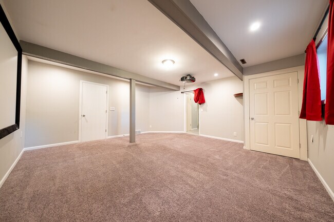 Building Photo - 3800 Fernbrook Ln N