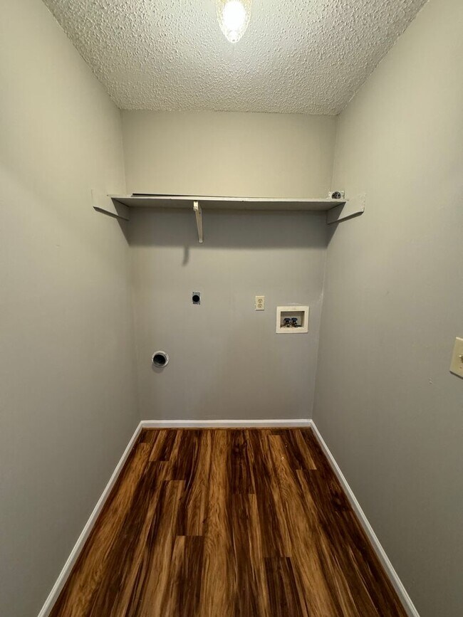 Building Photo - 10A Woodcreek Way SW