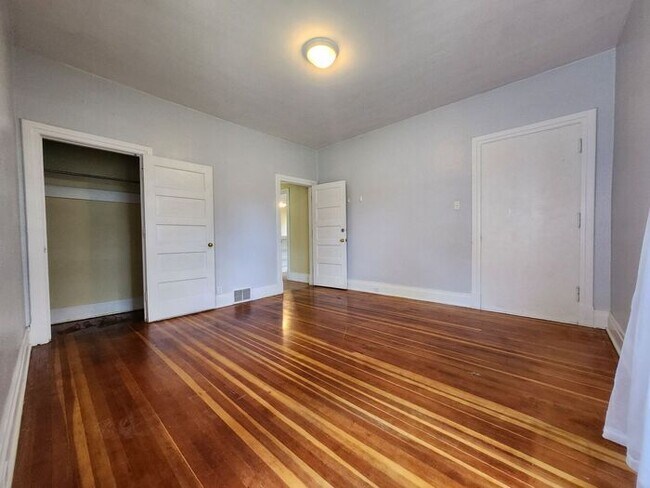 Building Photo - Victorian Home Downtown – Available NOW, 6 Month Leases Available! MOVE-IN SPECIAL