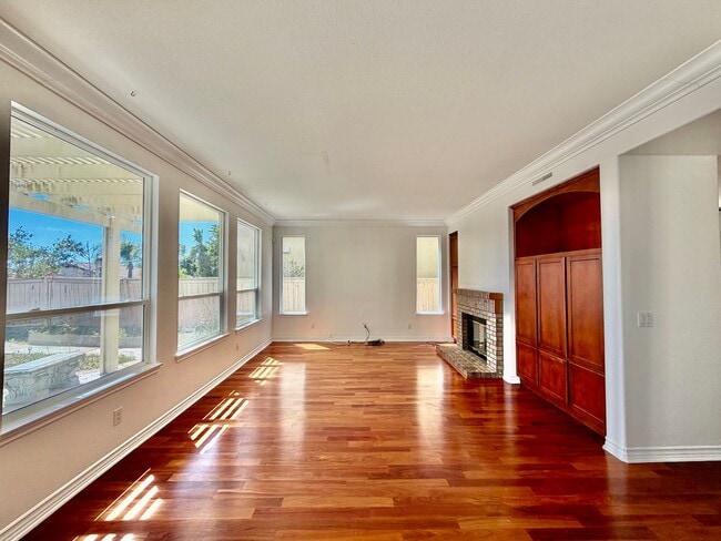 Building Photo - Elegant 5 Bedroom Home With Sweeping Staircase and Tons of Space!