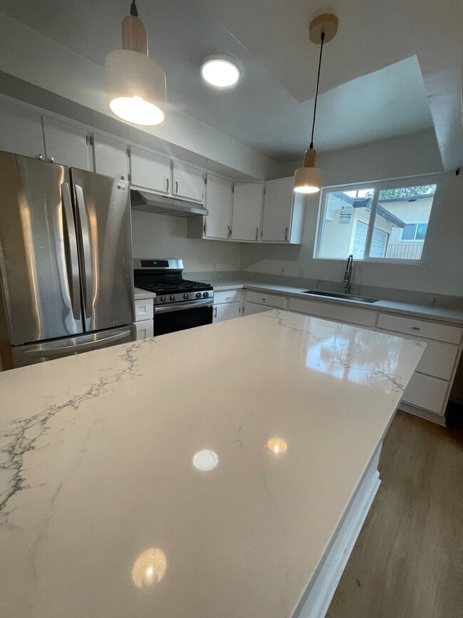 Building Photo - Beautifully Upgraded 3bed 2 bath Front House