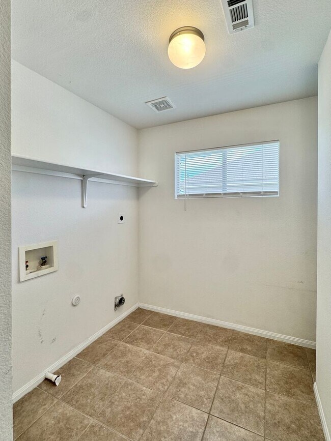 Building Photo - Spacious 5-Bedroom Home with In-Law Suite ...
