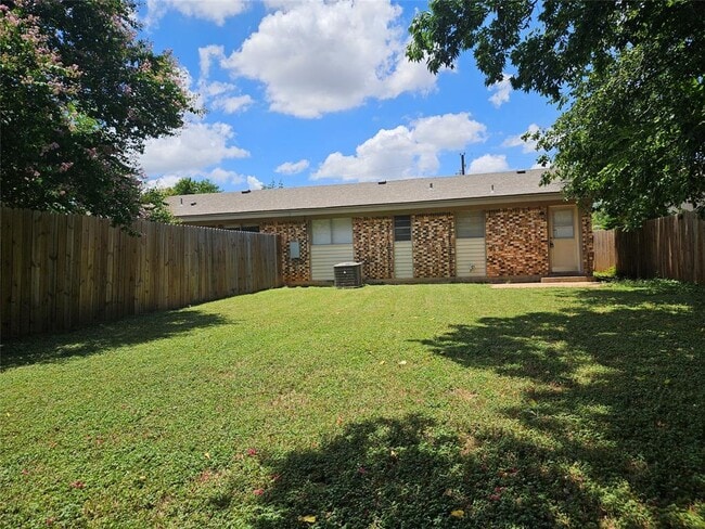 Building Photo - 806 Ranch Rd