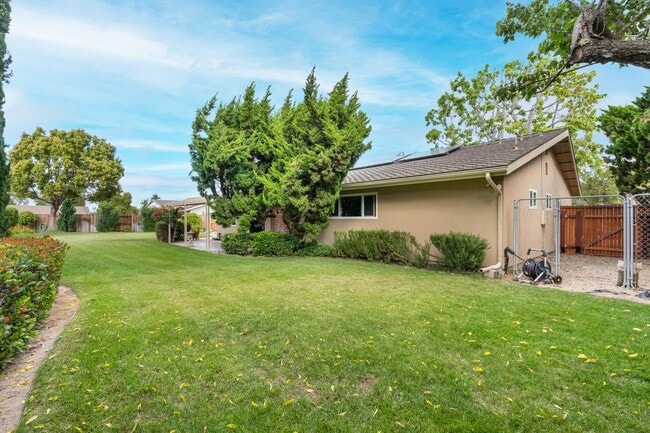 Building Photo - Beautifully Maintained Rental Home with an...
