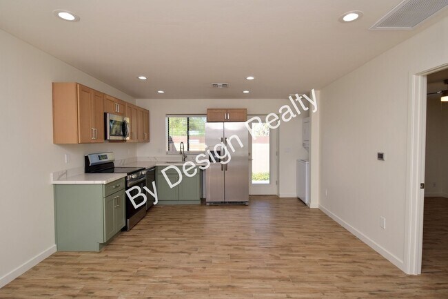 Building Photo - Contemporary 1 Bed 1 Bath with Beautiful Finishes, Private Yard & Off-Street Parking