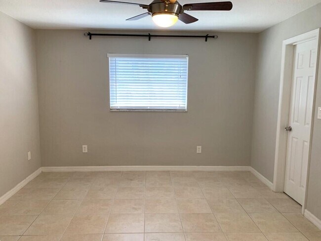 Building Photo - 560 Paula Ave