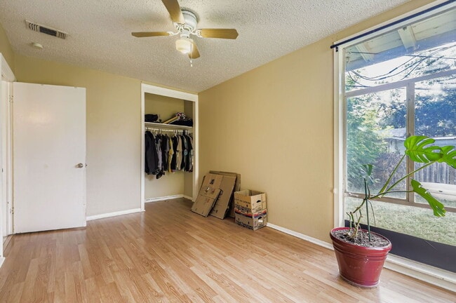 Building Photo - 1423 Westmoor Dr