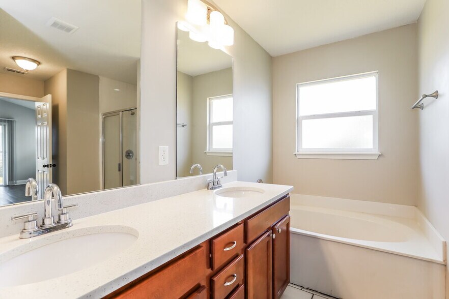 Building Photo - 3163 Pine Haven Dr